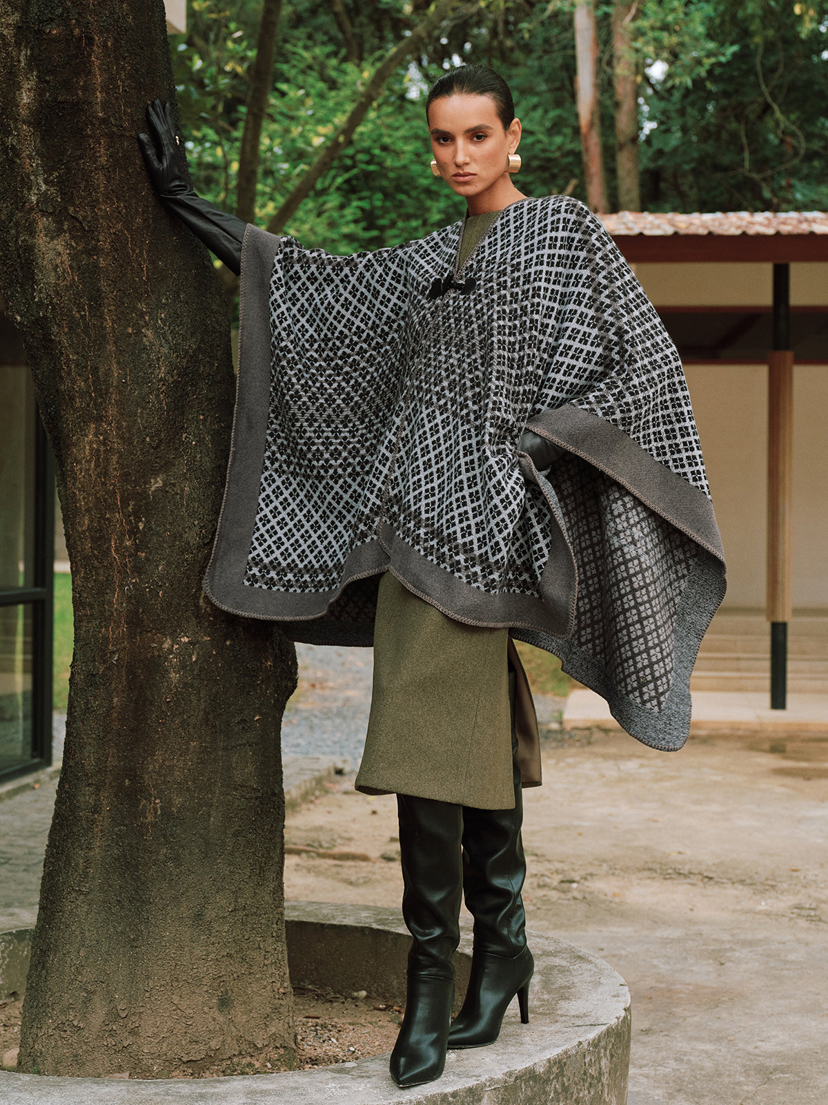 Dorvelli | Women’s Button Detail Poncho