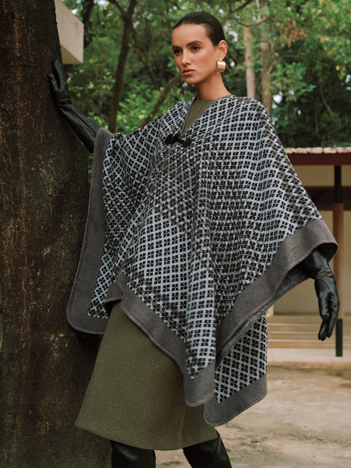 Dorvelli | Women’s Button Detail Poncho