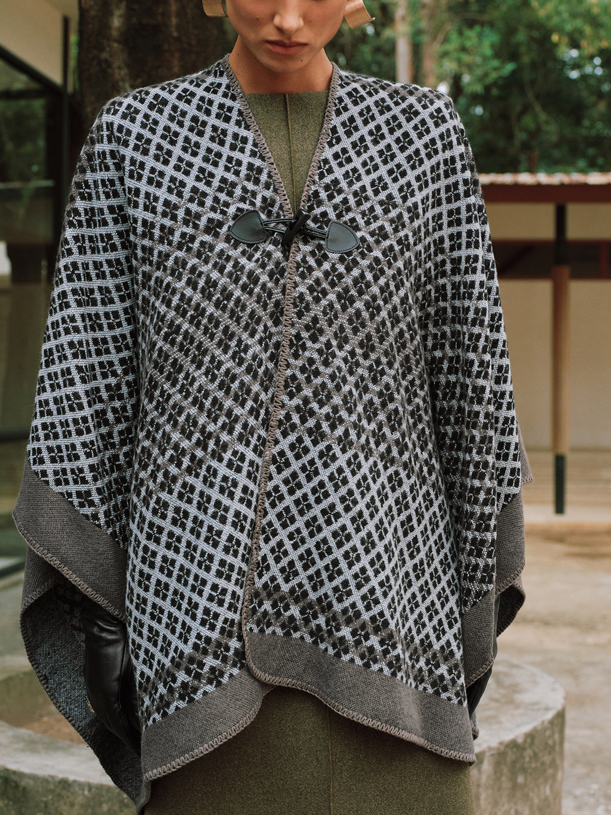 Dorvelli | Women’s Button Detail Poncho