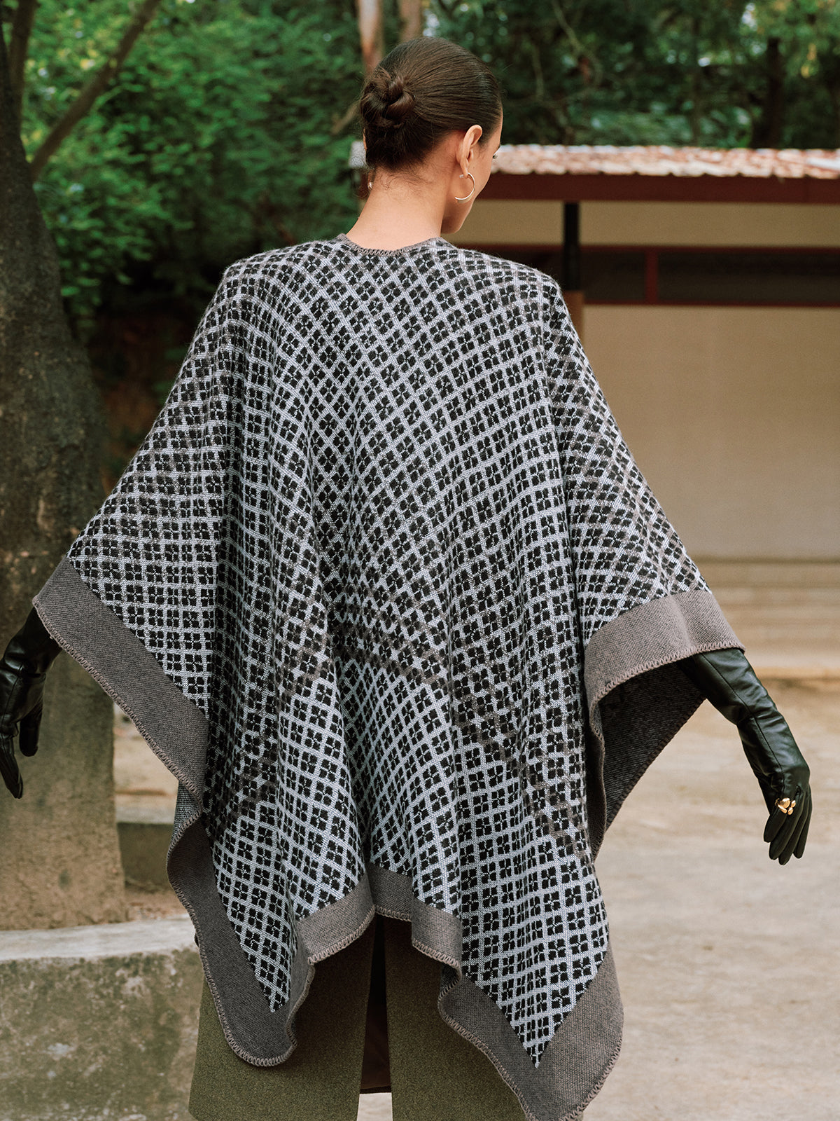 Dorvelli | Women’s Button Detail Poncho