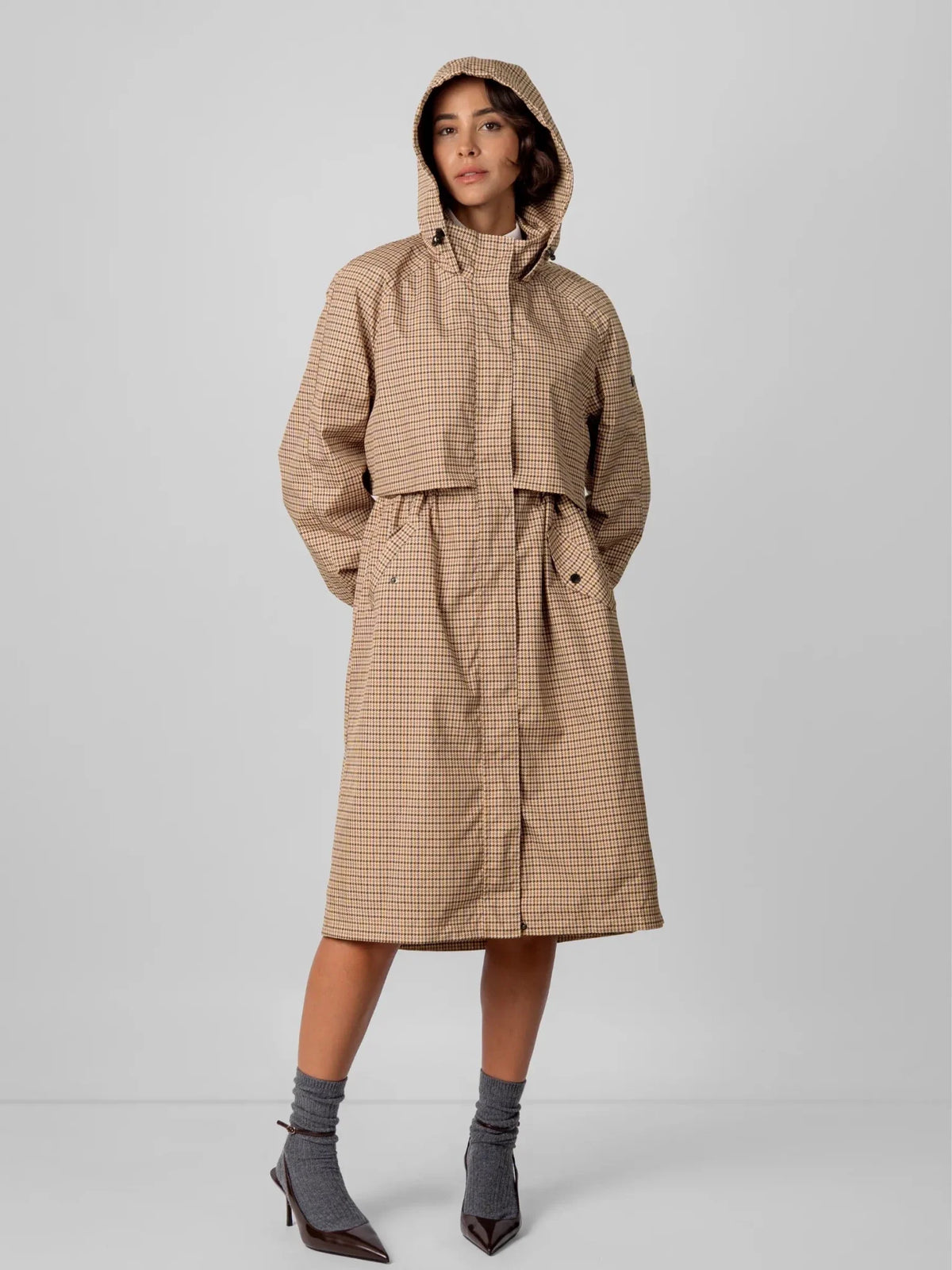 Esme Longline Hooded Raincoat – Beige Houndstooth