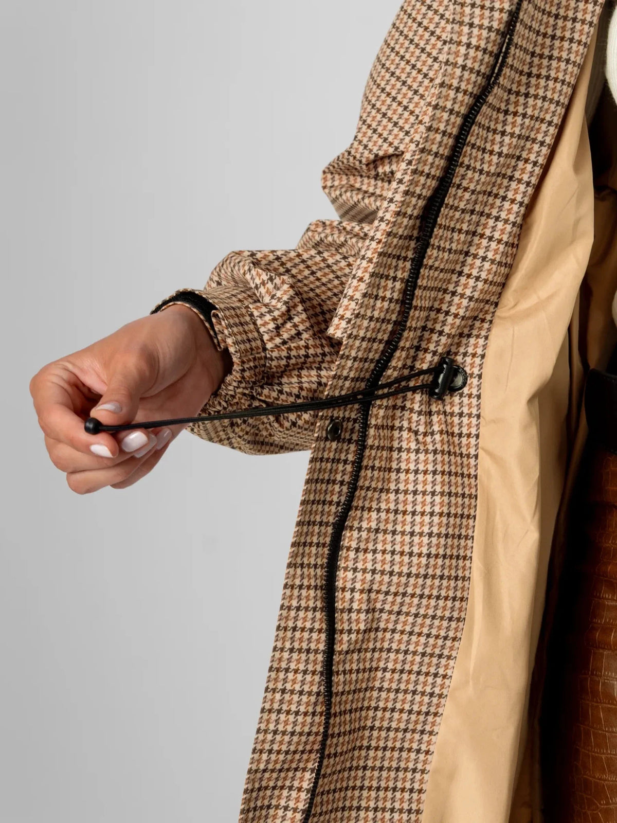 Esme Longline Hooded Raincoat – Beige Houndstooth