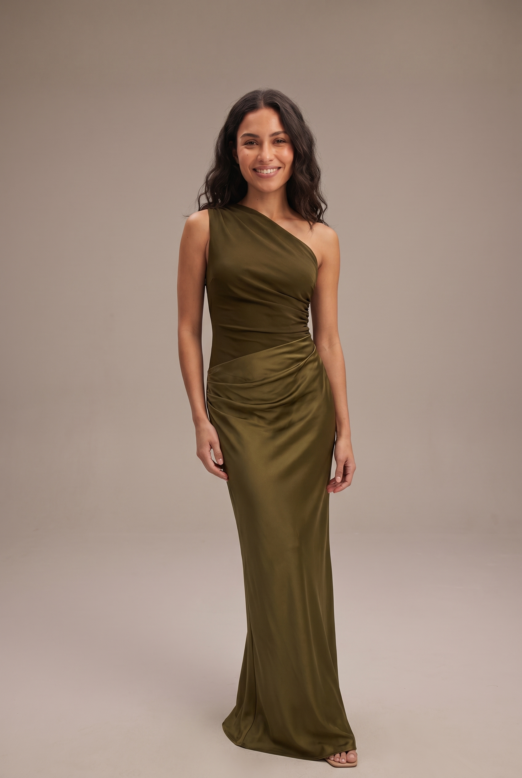 Dorvelli One-Shoulder Maxi in Dark Green – front